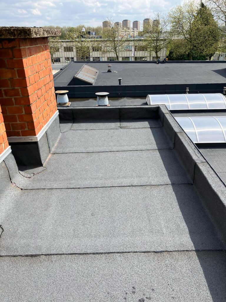 Plat dak met randafwerking