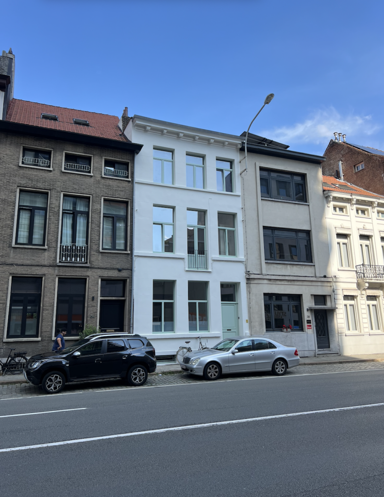 Gerenoveerde gevel appartementsgebouw