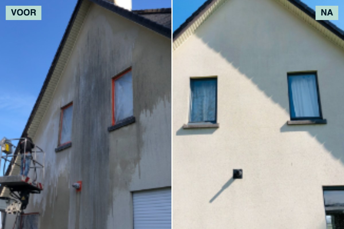 Crepigevel in Kontich voor en na reiniging door RECO: links de grijsgroene aanslag op de pleisterlaag, rechts dezelfde gevel gereinigd